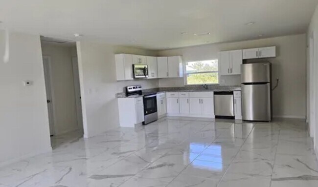 Foto del edificio - MOVE IN READY-3br 2ba Single Family home i...