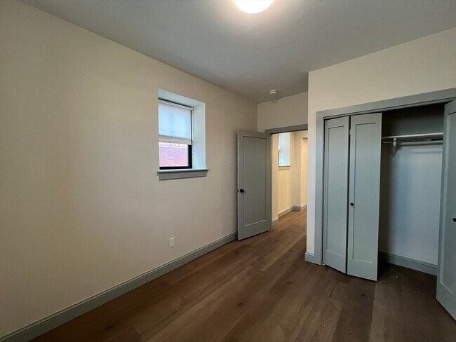 Building Photo - 160 Seabury St