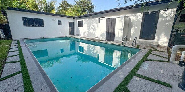 Foto del edificio - 12800 NE 12th Ave