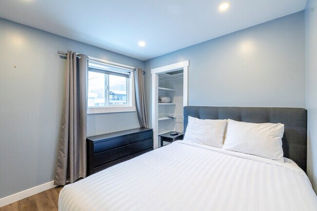 Building Photo - 1161 2 Avenue-SI ID1490151P