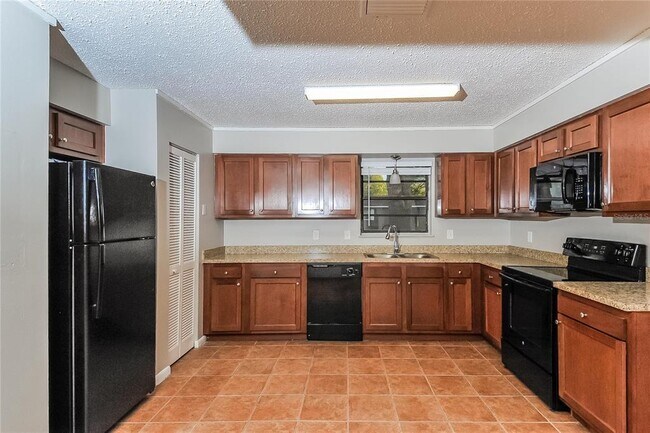 Building Photo - 225 Tracy Way