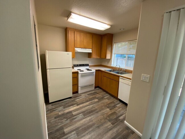 Building Photo - Remodeled 2 Bed 1.5 bath Springfield apartment
