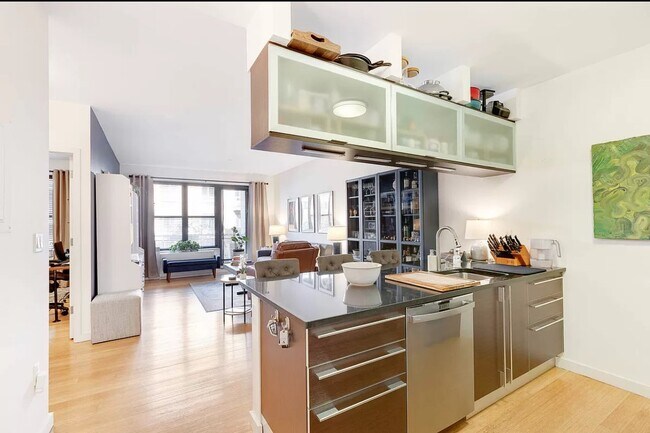 Foto del edificio - Welcome to this light-filled, spacious one...