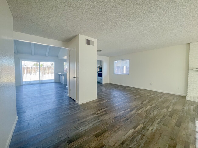 Vista de la casa desde la entrada - 25770 Mariposa St