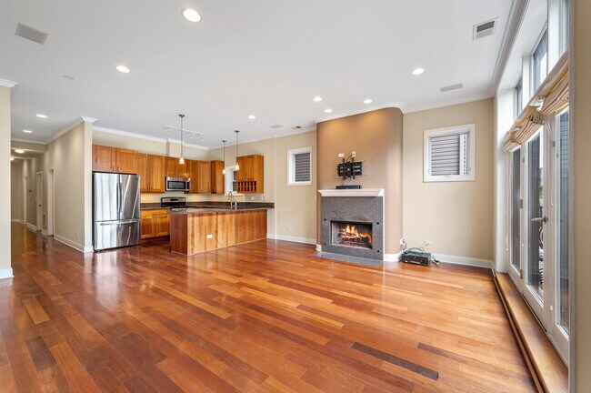 Foto del edificio - 2448 W Bloomingdale Ave