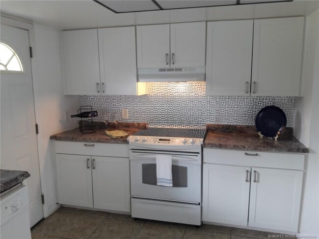 Foto del edificio - 350 NE Granduer Ave