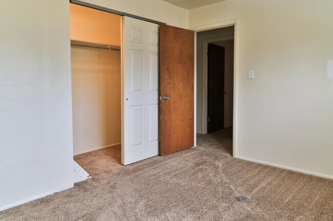 Building Photo - 265 River View Dr