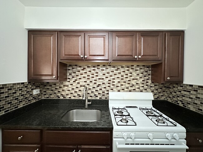 Building Photo - 6830 N Sheridan Rd