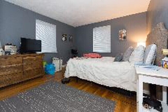 Foto del edificio - Spacious, Updated 2 Bed Close To The T!