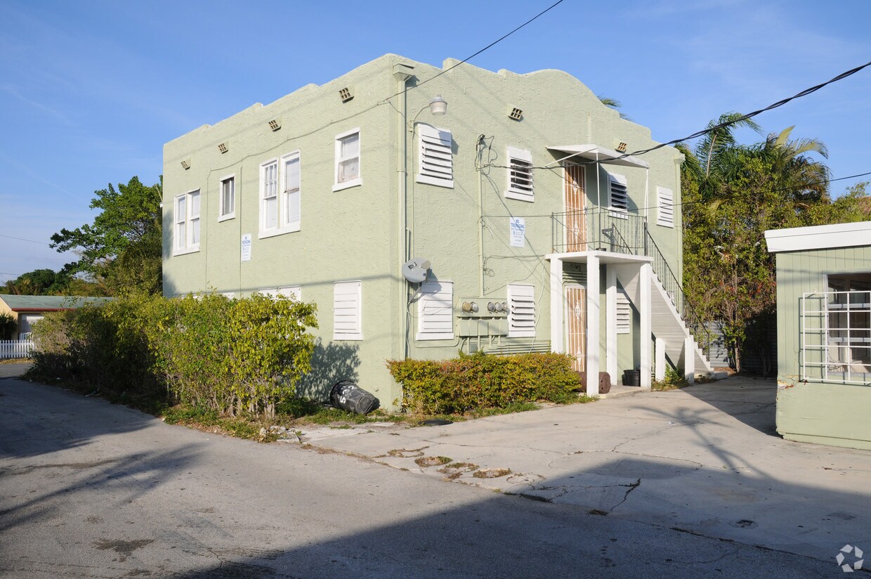 Building Photo - 532 26th St