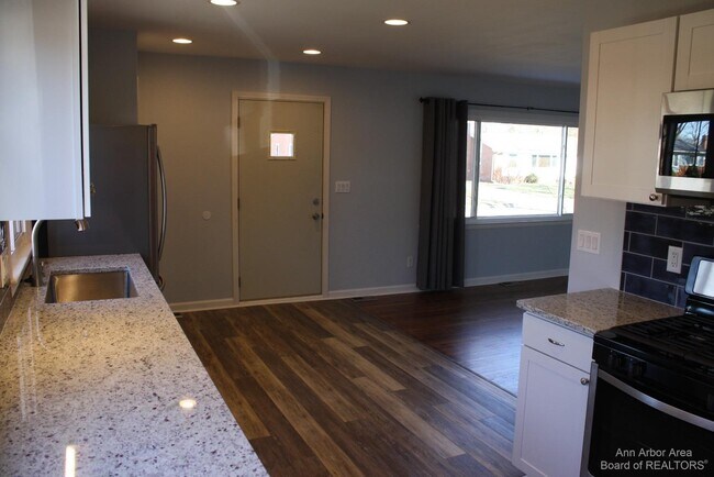 Building Photo - 275 Highland Dr