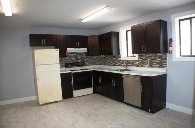 Building Photo - 33 Korman Rd