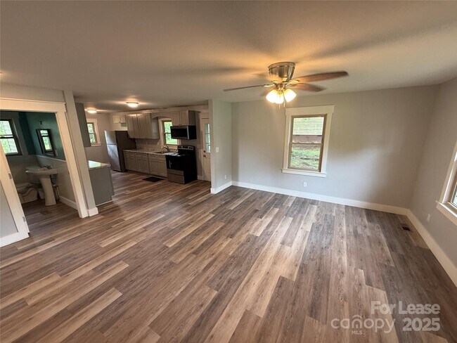 Foto del edificio - 468 River Hill Rd