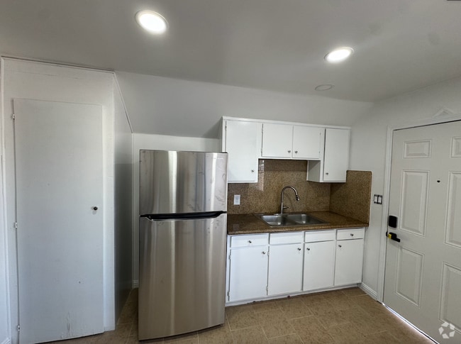 Building Photo - 1031 W 91st St