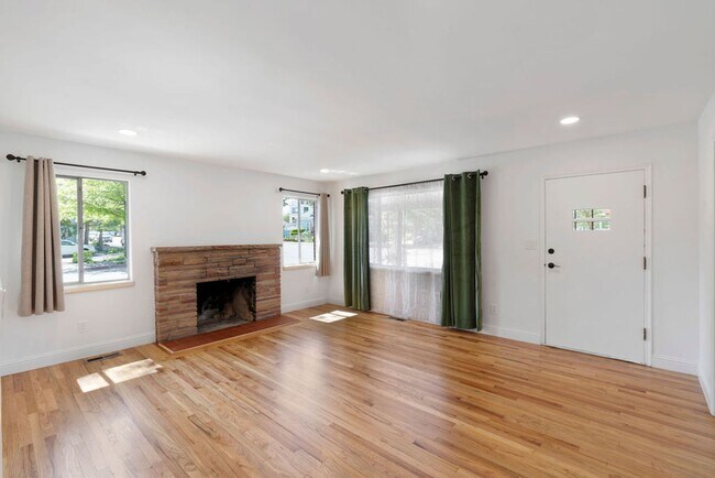 Building Photo - Newly Renovated 2 BD Brick Bungalow in Riverwalk District!