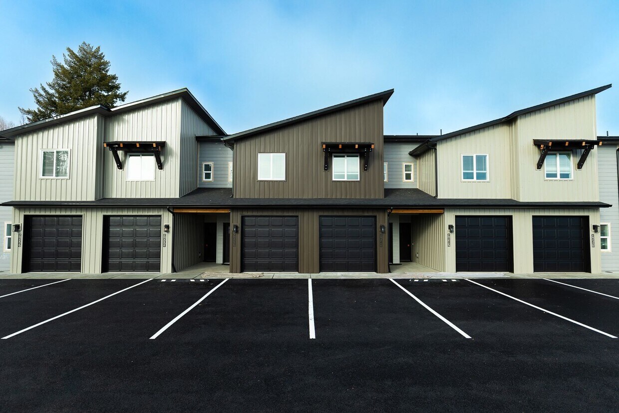 Foto principal - Newer 2 Bedroom 2 1/2 bathroom Hayden Town...