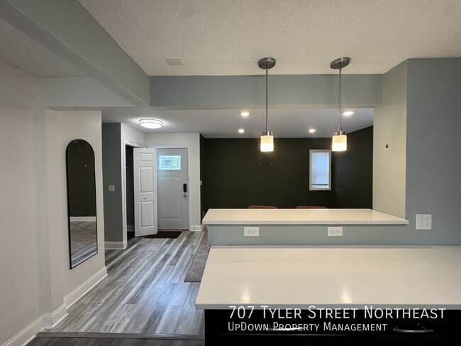 Foto del edificio - 707 Tyler St NE