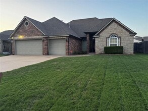 Building Photo - 9217 Forest Cove Cir