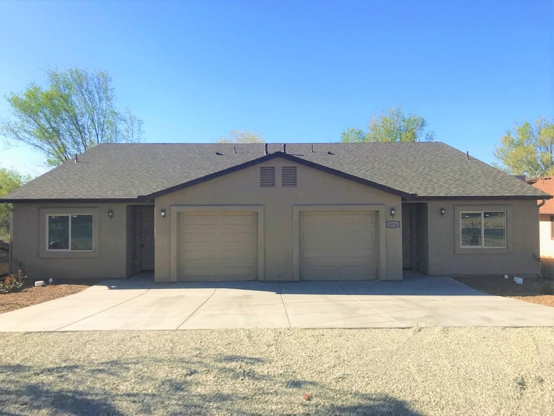 Primary Photo - 8436 E Lakeshore Dr