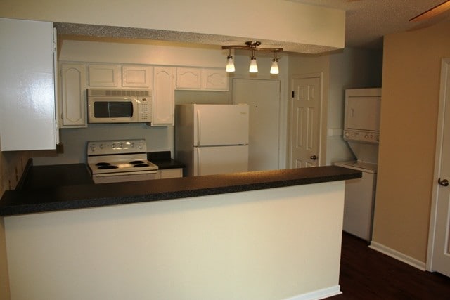 Matching White Appliances - 2114 E Airline Rd