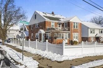 Building Photo - 48 Hobart Pl