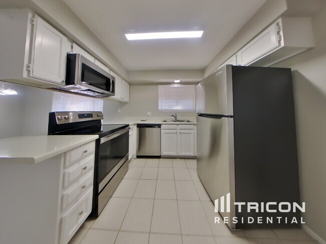 Building Photo - 4801 W Larkspur Dr