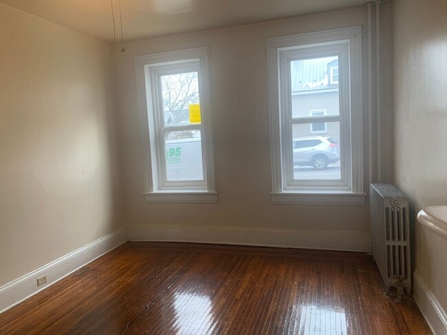 Building Photo - 1st Floor 2 Bedroom Apartment, Private Entrance, Small Yard, York City SD