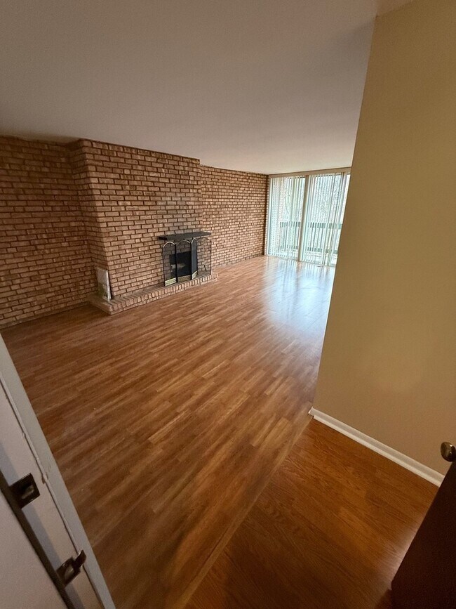 Foto del edificio - 5500 Hillcrest Ln