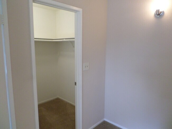 Foto del edificio - Spacious 1 bedroom 1 bath apartment in Ana...