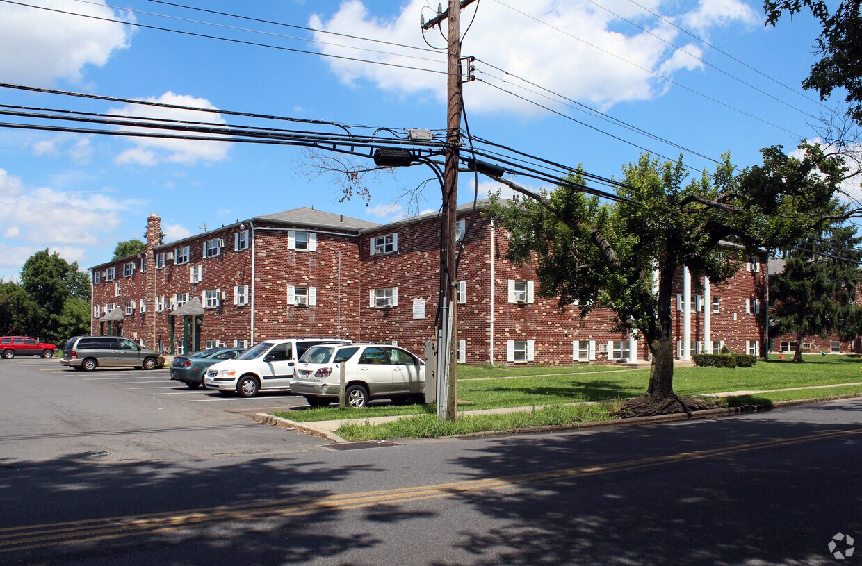 Bucks Crossing Apartments in Bensalem, PA