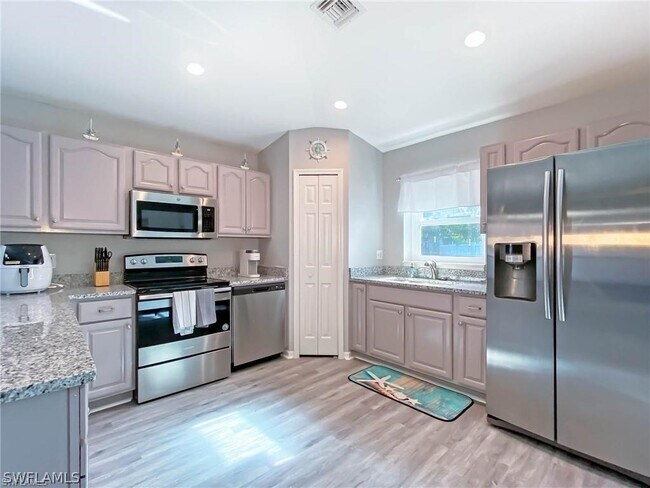 Building Photo - 4525 SW 7th Pl