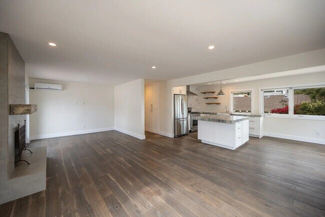 Foto del edificio - Bright 2BR with Private Balcony, In-Unit Laundry & Attached Garage in the Heart of La Jolla
