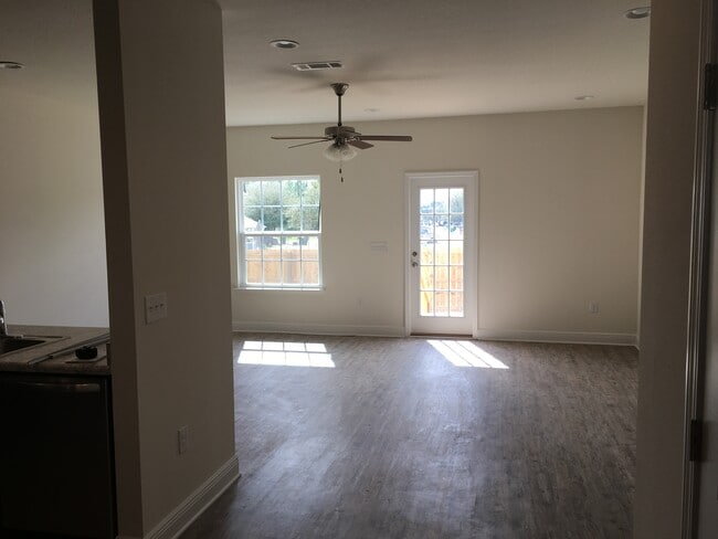 Building Photo - 127 Iron Horse Dr W
