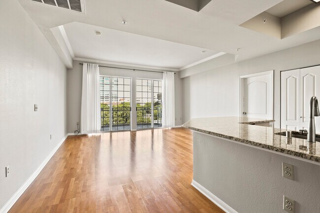 Building Photo - 3225 Turtle Creek Blvd