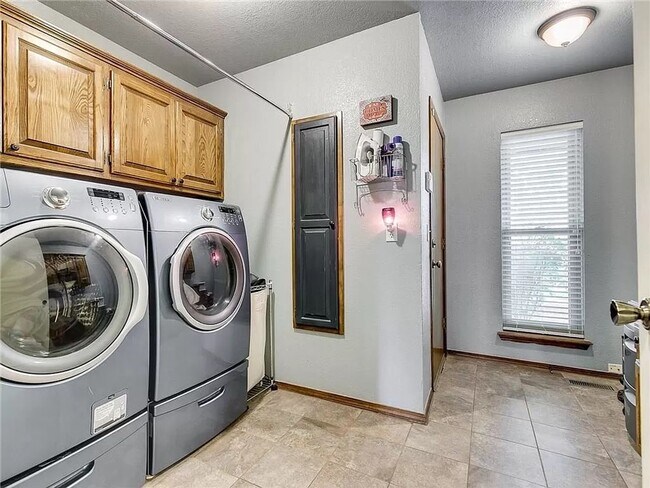 Building Photo - * * * $500 Move-in Special * * * Spacious and Beautiful 4 Bedroom / 2 Bathroom home in Edmond! * ...