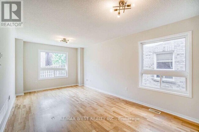 Building Photo - 256 Brisdale Dr