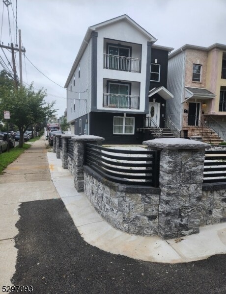 Building Photo - 1121 Mary St
