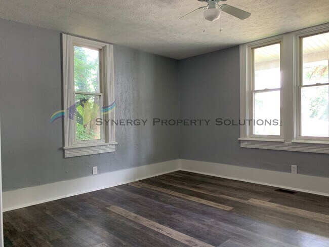 Building Photo - 4 BEDROOMS, 2 BATH