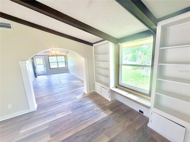 Foto del edificio - 375 Pine Woods Rd