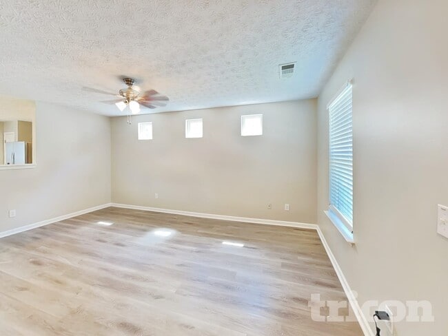 Building Photo - 220 Oak Grove Way