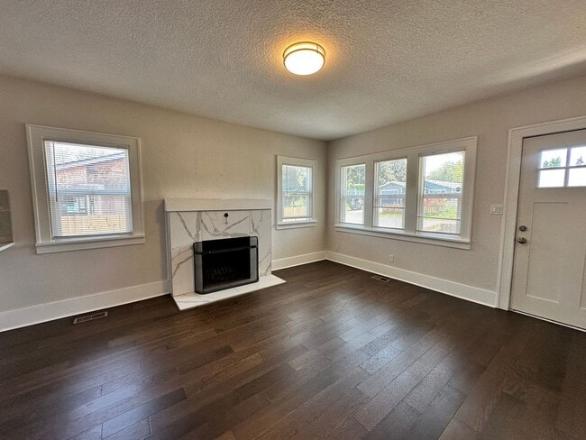 Building Photo - Charming updated 3-Bedroom Bungalow in Nor...
