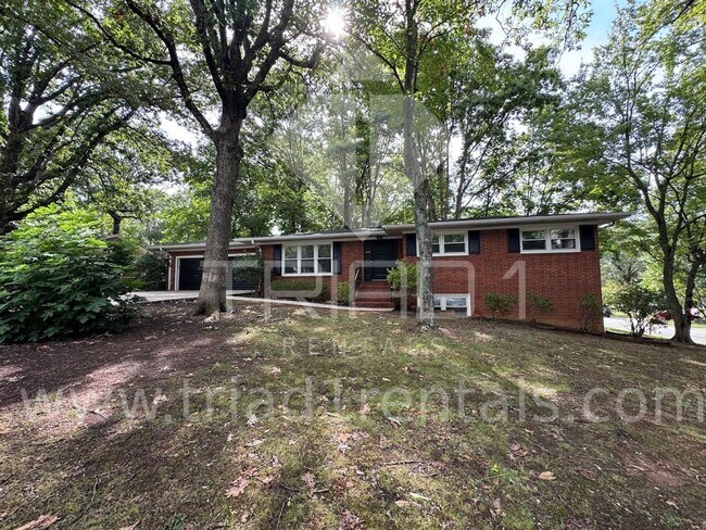 Foto del edificio - 2205 Hathaway Dr