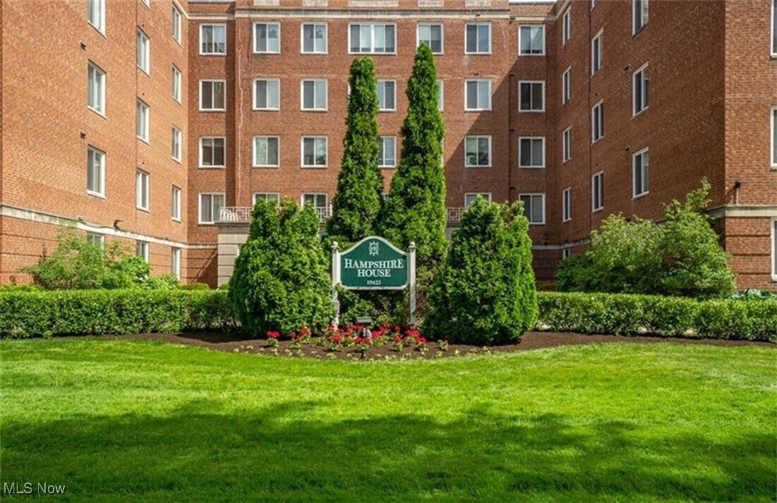 Foto principal - 19425 Van Aken Blvd