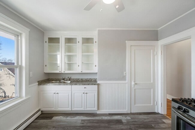 Building Photo - 508 Lonsdale Ave