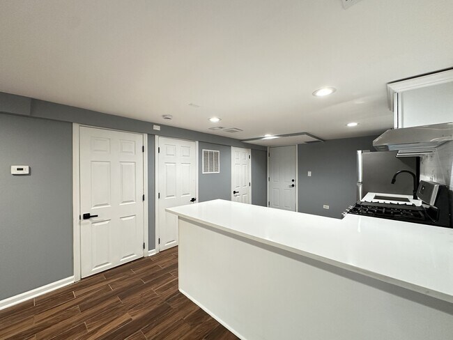 Foto del edificio - 2317 N Keeler Ave