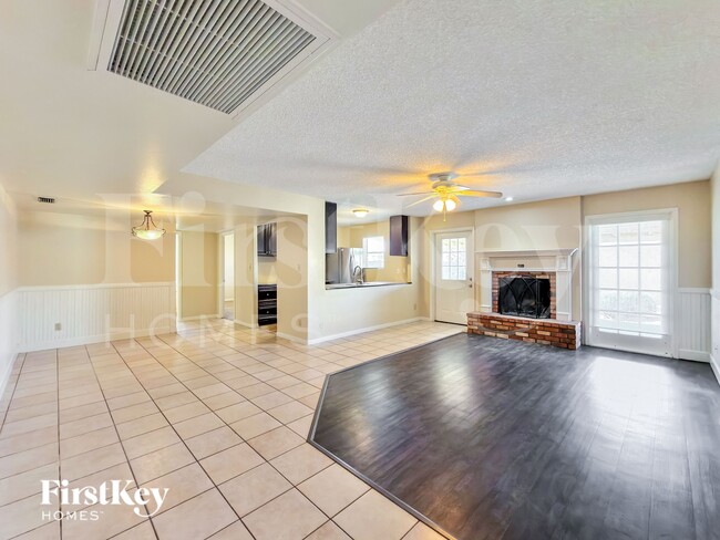 Building Photo - 813 E Todd Dr