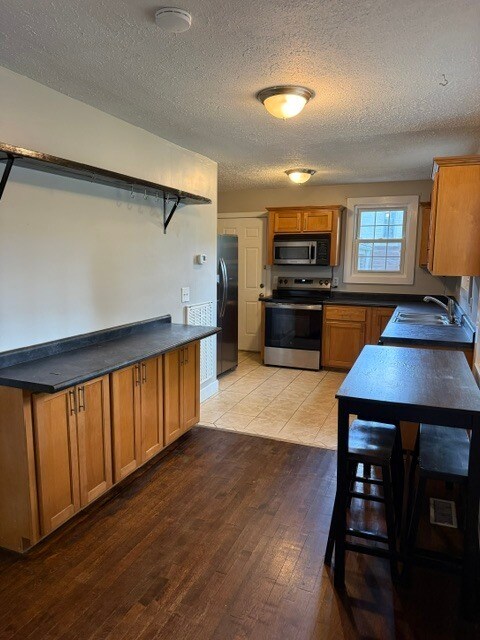 Foto del edificio - Two Bedroom, Two Bath home with large back yard and attached garage!
