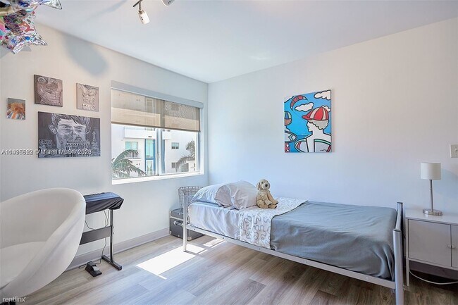 Building Photo - 2 br, 2 bath Condo - 7700 Collins Ave