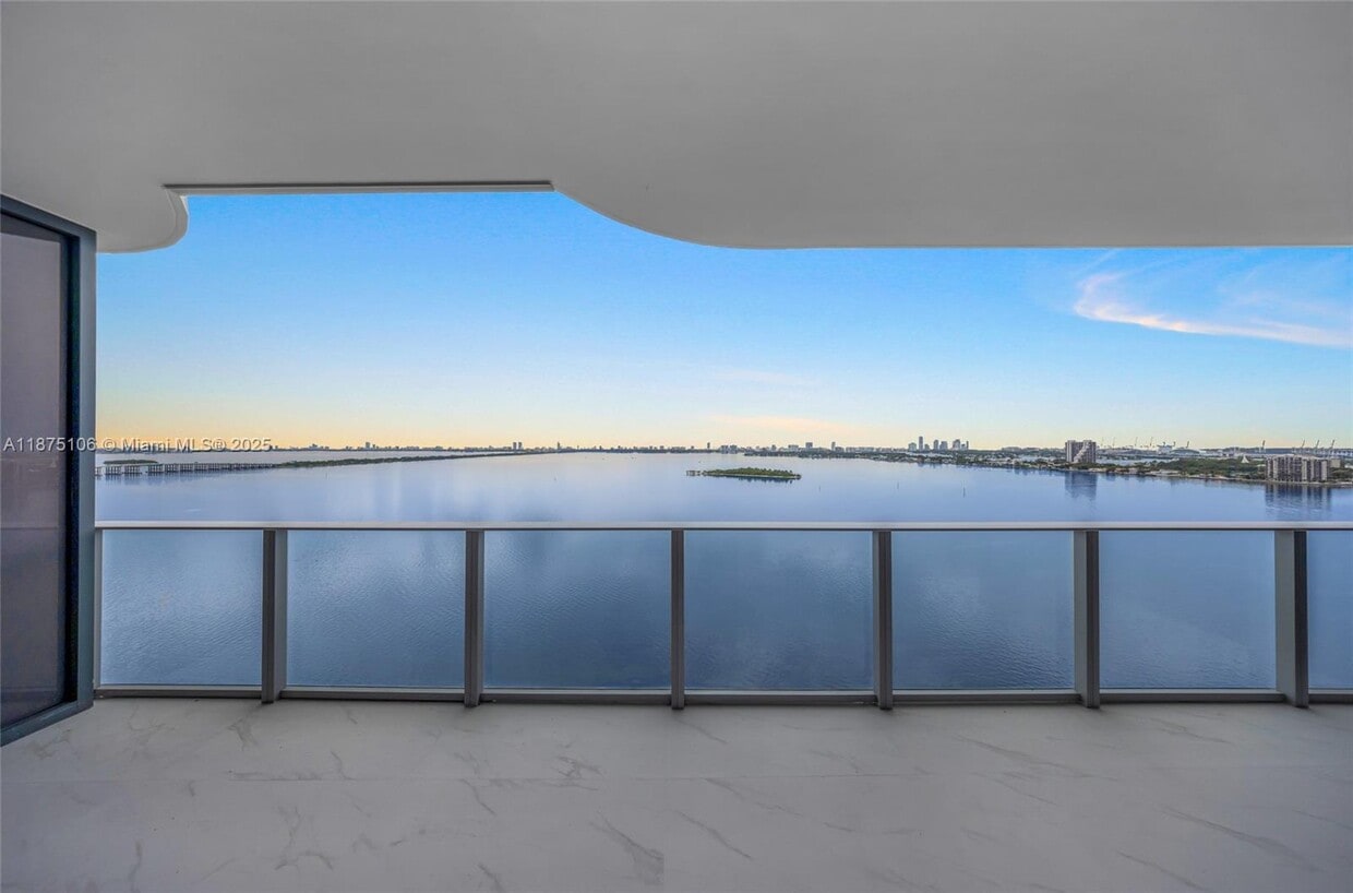 Primary Photo - 700 NE 24th St