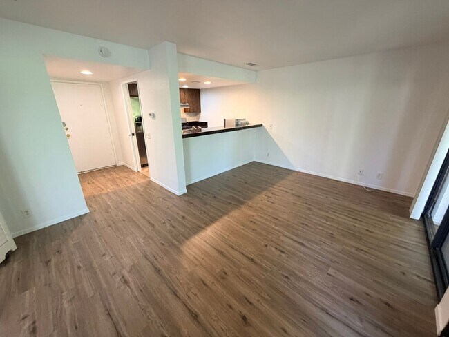 Building Photo - Charming One Bedroom Condo At Riviera Gardens.